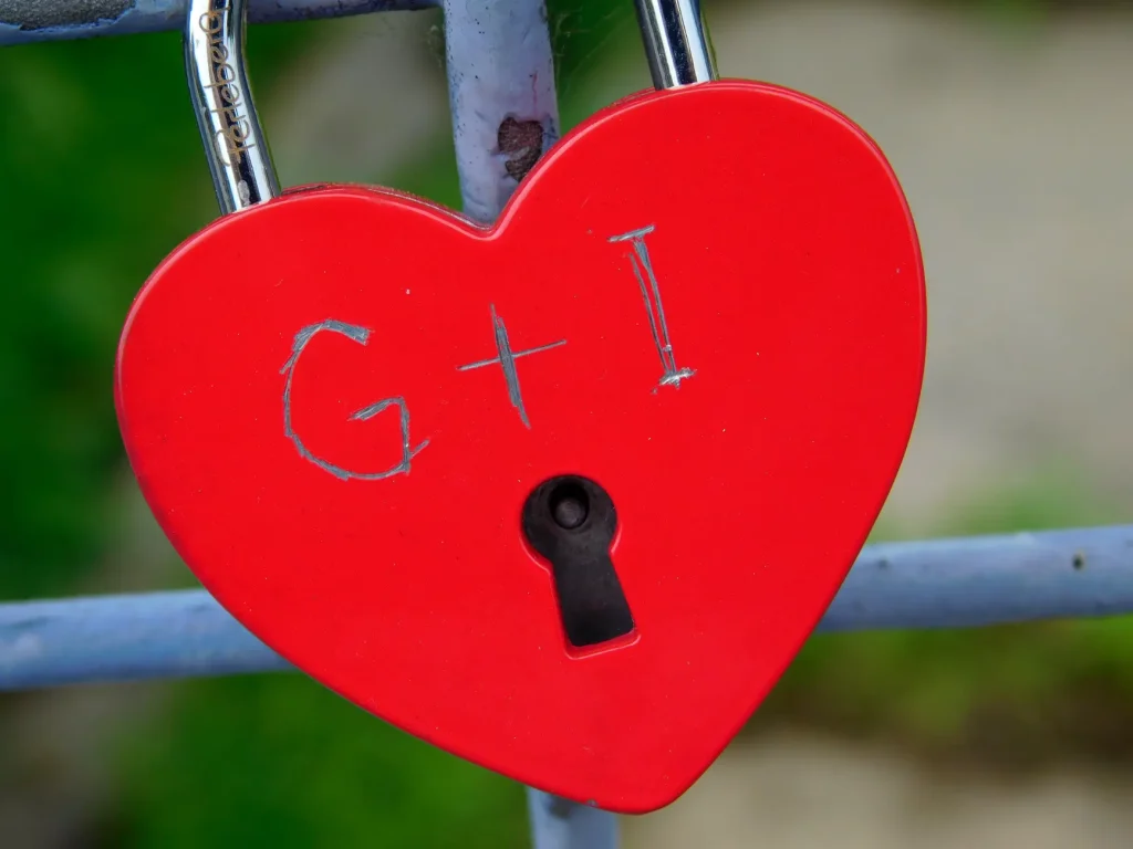 Region lock, języki i osobne buildy: dlaczego karta gry wygląda inaczej w różnych sklepach