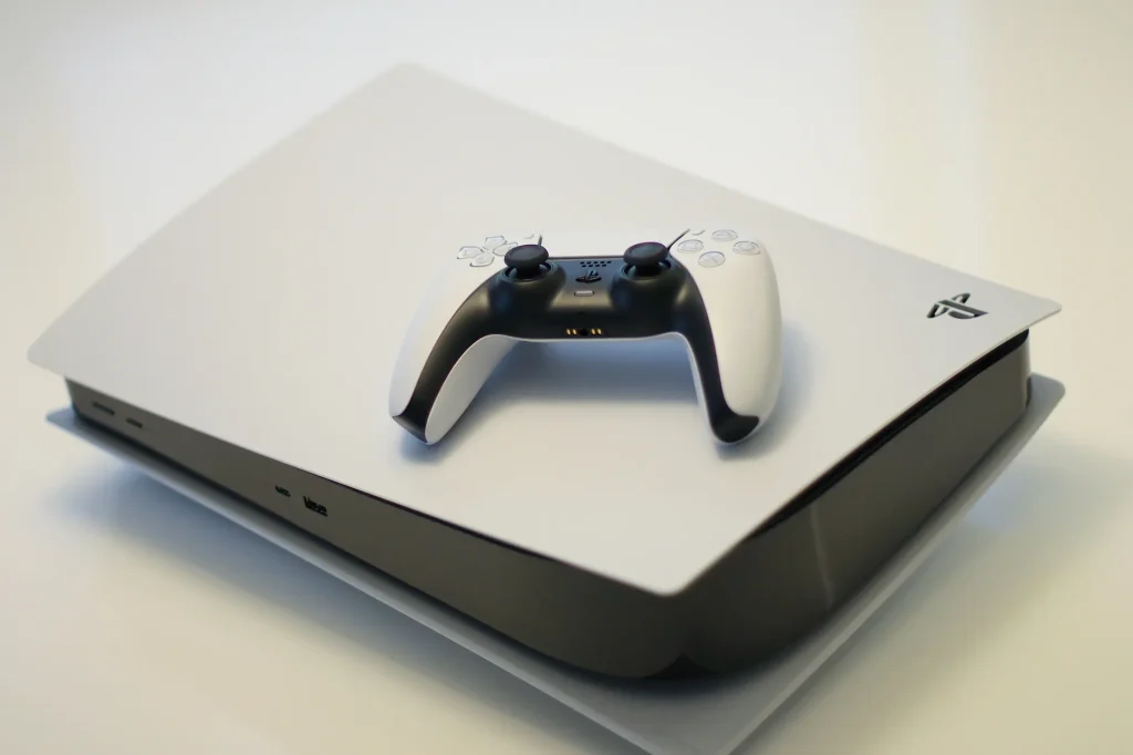 Game Pass, PS Plus czy osobny zakup? Jak czytać ogłoszenia o dostępności gry